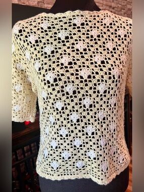 Apt. 9 Crochet Knit Top in yellow and white, size large.  Scalloped at bottom.